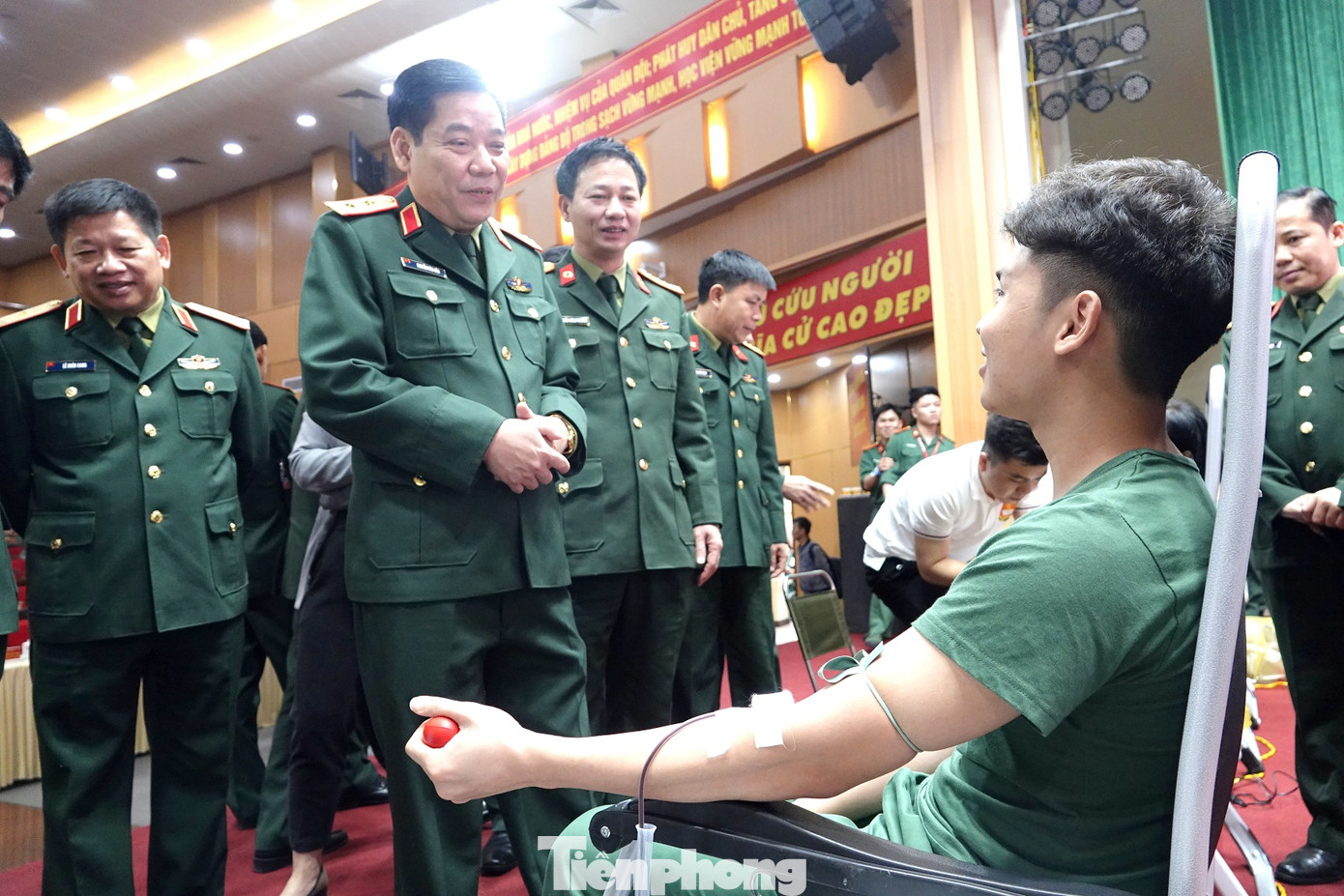 Lãnh đạo Tổng cục Chính trị và các đơn vị trò chuyện với cán bộ, học viên Học viện Quân y tham gia hiến máu