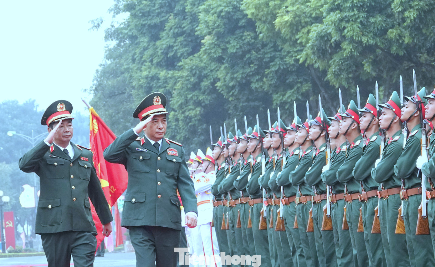 Thiếu tướng Trương Mạnh Dũng - Tư lệnh Quân đoàn 12 tháp tùng Đại tướng Phan Văn Giang - Bộ trưởng Bộ Quốc phòng duyệt Đội danh dự Quân đoàn 12, sáng 2/12.