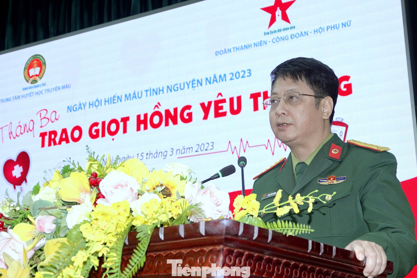 Phát biểu tại chương trình, Đại tá Trần Tấn Cường - Bí thư Đảng ủy, Phó Giám đốc Bệnh viện Quân y 103 khẳng định tầm quan trọng của nguồn máu phục vụ công tác cứu chữa người bệnh và ý nghĩa của hoạt động hiến máu tình nguyện. Phát biểu tại chương trình, Đại tá Trần Tấn Cường - Bí thư Đảng ủy, Phó Giám đốc Bệnh viện Quân y 103 khẳng định tầm quan trọng của nguồn máu phục vụ công tác cứu chữa người bệnh và ý nghĩa của hoạt động hiến máu tình nguyện.