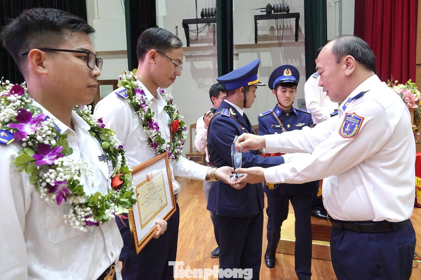 Thiếu tướng Lê Quang Đạo - Tư lệnh CSB trao thưởng cho các Gương mặt trẻ tiêu biểu CSB năm 2022. Thiếu tướng Lê Quang Đạo - Tư lệnh CSB trao thưởng cho các Gương mặt trẻ tiêu biểu CSB năm 2022.