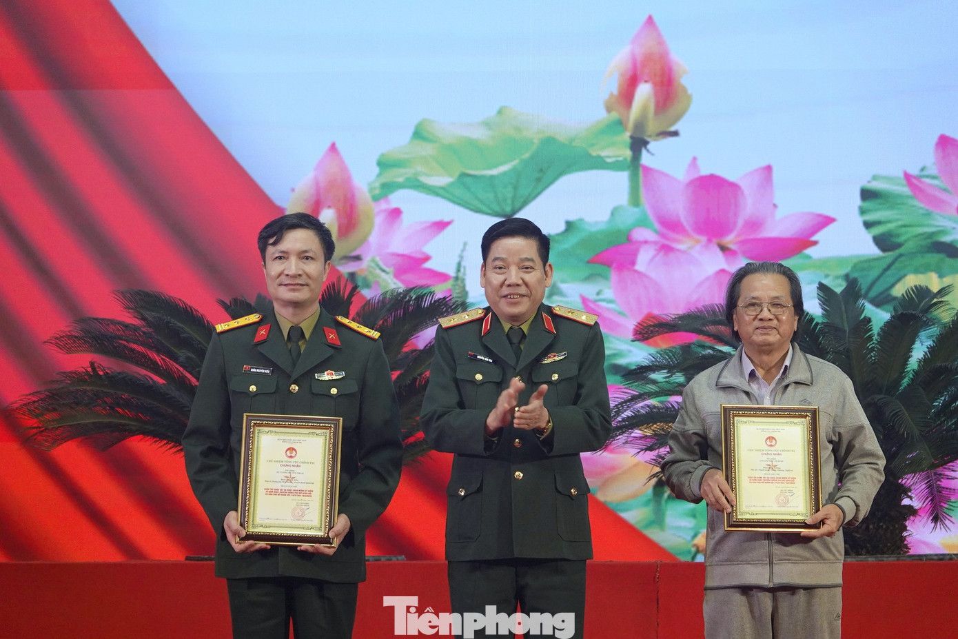 Lãnh đạo Tổng cục Chính trị, Văn phòng Tổng cục Chính trị và Ban Phụ nữ Quân đội trao các giải Nhì, Ba, Khuyến khích cho các tác giả, nhóm tác giả