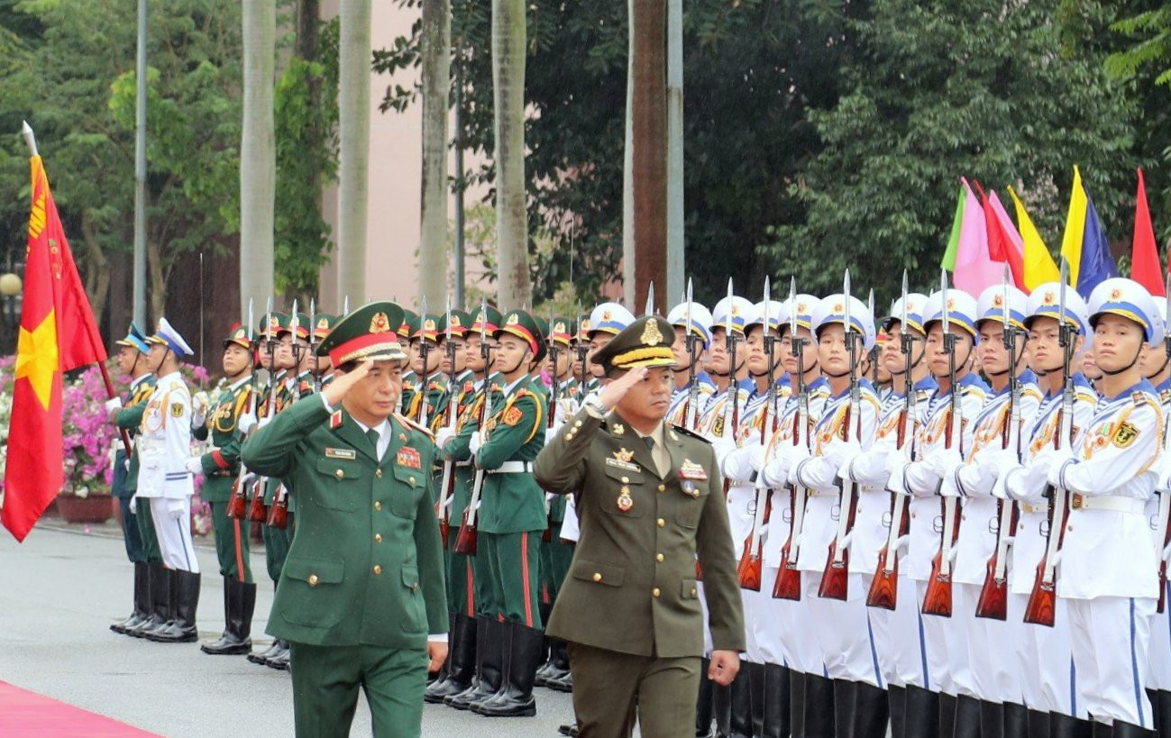 Đại tướng Phan Văn Giang và Đại tướng Tea Seiha duyệt Đội danh dự Quân đội nhân dân Việt Nam, sáng 13/11, tại trụ sở Bộ Quốc phòng. Đại tướng Phan Văn Giang và Đại tướng Tea Seiha duyệt Đội danh dự Quân đội nhân dân Việt Nam, sáng 13/11, tại trụ sở Bộ Quốc phòng.