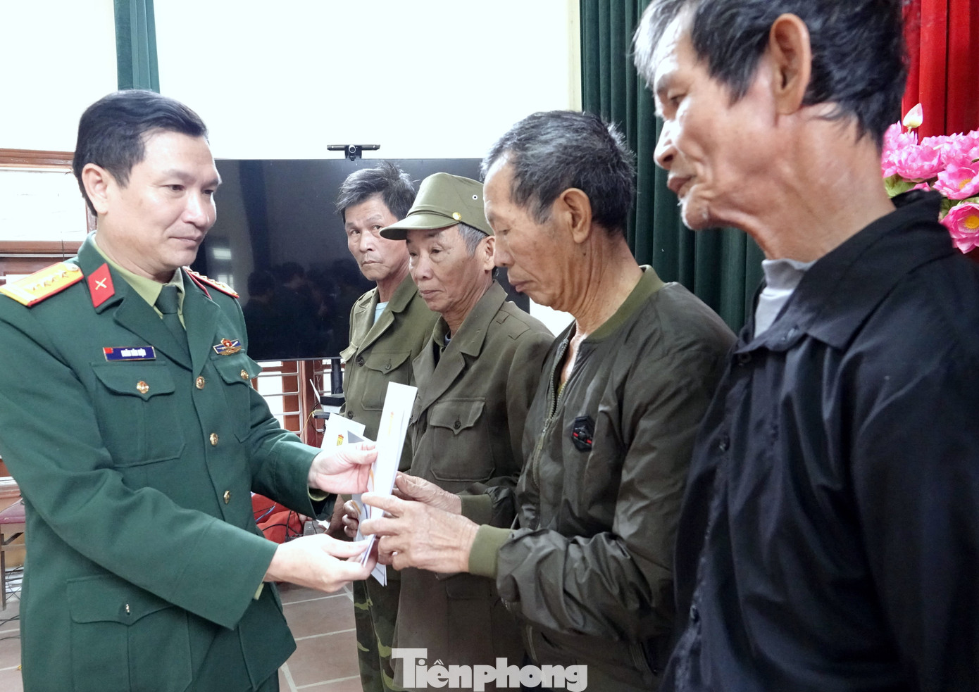 Lãnh đạo Phòng Chính trị Học viện Quân y và Bệnh viện Quân y 103 trao quà tặng gia đình chính sách ở xã Vô Tranh.