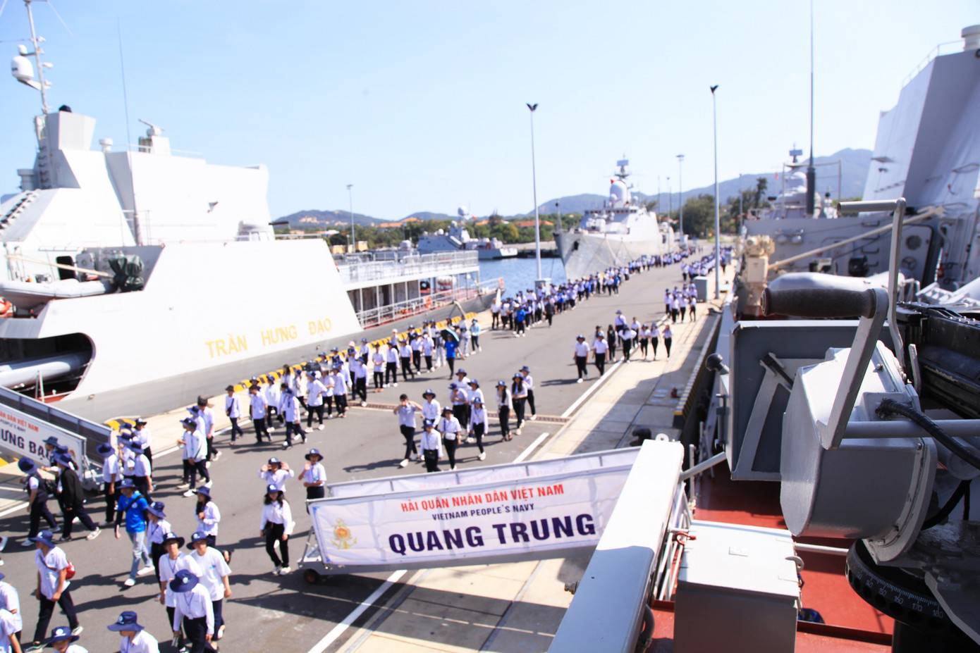 Thầy và trò Trường THCS Nguyễn Du tham quan quân cảng Cam Ranh.