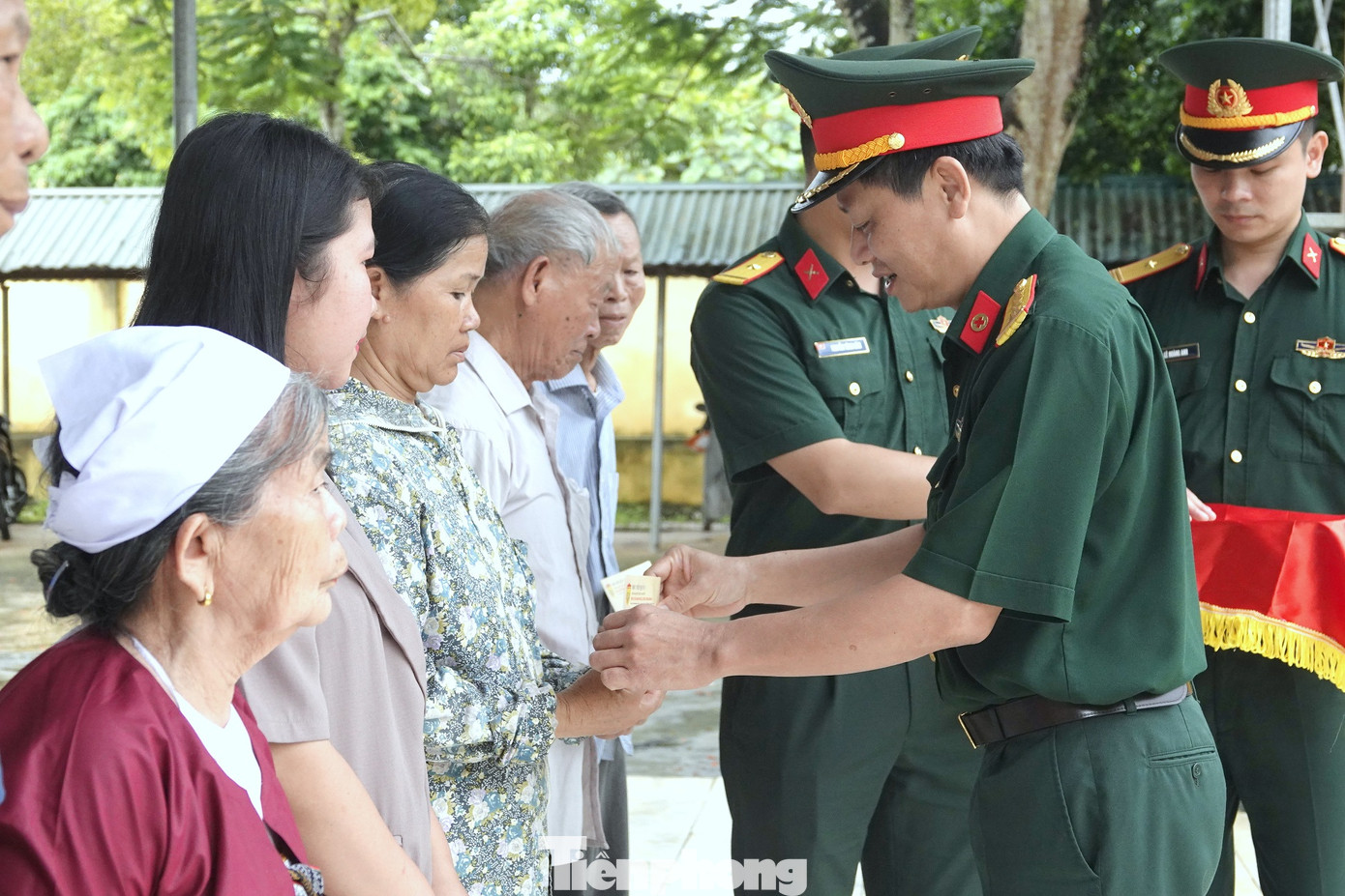 Đại tá, PGS.TS Nguyễn Văn Nam - Phó Chính ủy Học viện Quân y trao các suất quà tặng gia đình chính sách ở xã Cao Dương. Đại tá, PGS.TS Nguyễn Văn Nam - Phó Chính ủy Học viện Quân y trao các suất quà tặng gia đình chính sách ở xã Cao Dương.