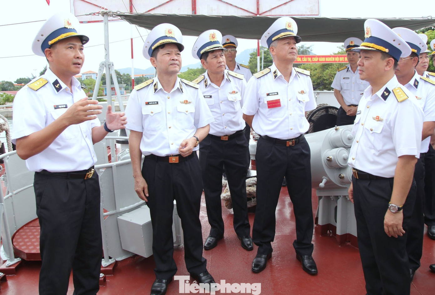 Thượng tá Phạm Văn Sơn - Lữ đoàn trưởng Lữ đoàn 162 (ngoài cùng bên trái) giới thiệu với lãnh đạo Quân chủng Hải quân cách làm hiệu quả trong bảo quản trang bị kỹ thuật trên mặt boong tàu.