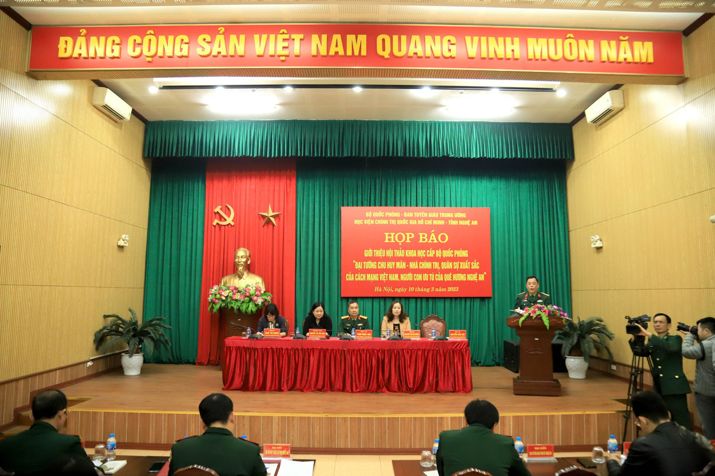 Quang cảnh buổi họp báo Quang cảnh buổi họp báo