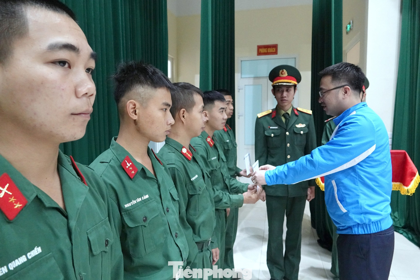 Lãnh đạo Trung ương Đoàn, Quân đoàn 1 và Ban Thanh niên Quân đội trao quà tặng cán bộ, ĐVTN thuộc Trung đoàn 102 có hoàn cảnh khó khăn.