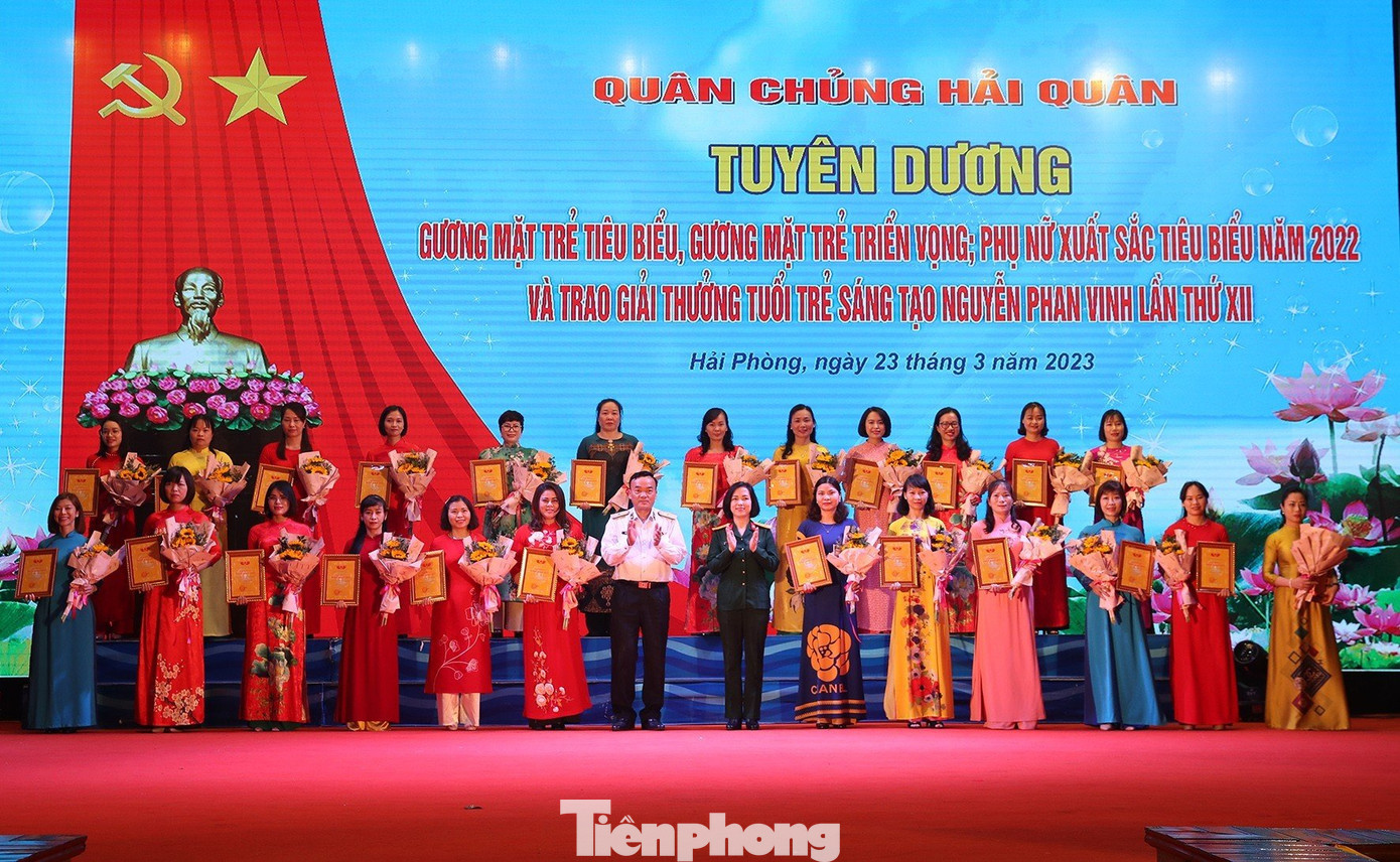 Trao thưởng cho các cá nhân giành danh hiệu Phụ nữ tiêu biểu xuất sắc năm 2022. Trao thưởng cho các cá nhân giành danh hiệu Phụ nữ tiêu biểu xuất sắc năm 2022.
