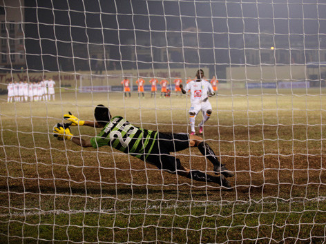 Thủ môn Mạnh Dũng với pha cản phá xuất sắc cú sút từ chấm 11m của Samson. Thủ môn Mạnh Dũng với pha cản phá xuất sắc cú sút từ chấm 11m của Samson