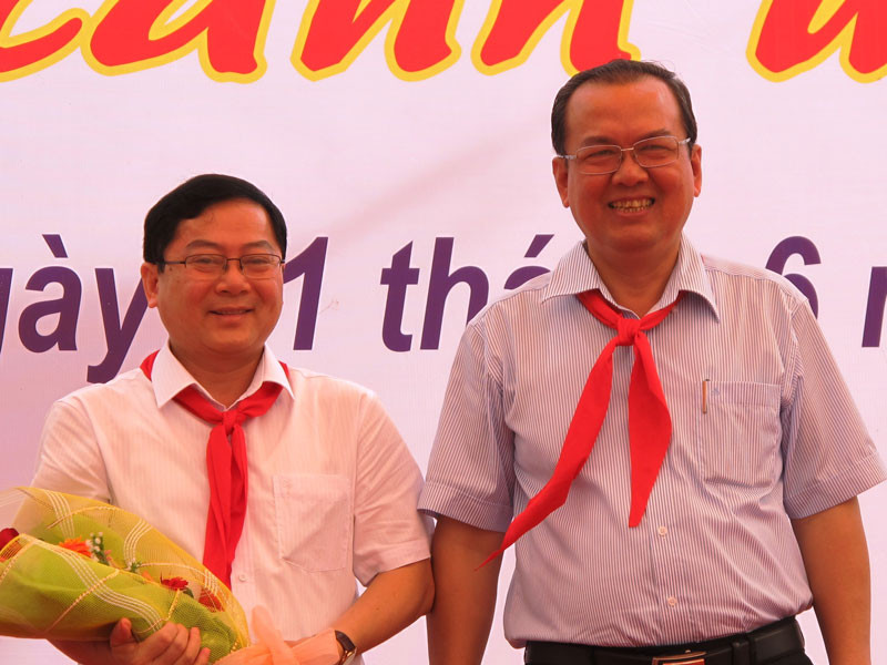 Phó Chủ tịch UBND TP Cần Thơ tặng hoa cho anh Lê Xuân Sơn, TBT báo Tiền Phong- đại diện đơn vị tổ chức Ngày hội thiếu nhi Cần Thơ 