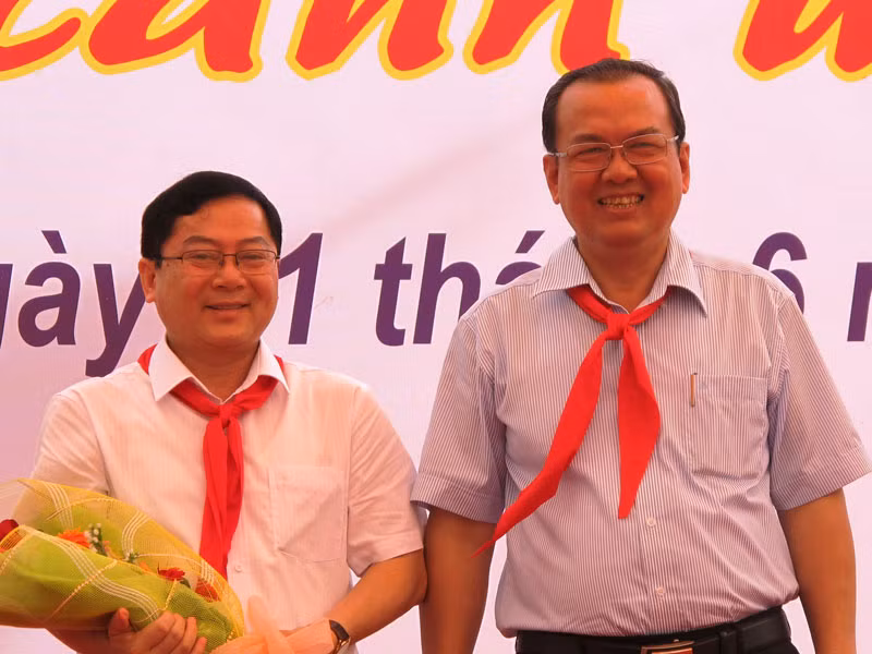 Phó Chủ tịch UBND TP Cần Thơ tặng hoa cho anh Lê Xuân Sơn, TBT báo Tiền Phong- đại diện đơn vị tổ chức Ngày hội thiếu nhi Cần Thơ 
