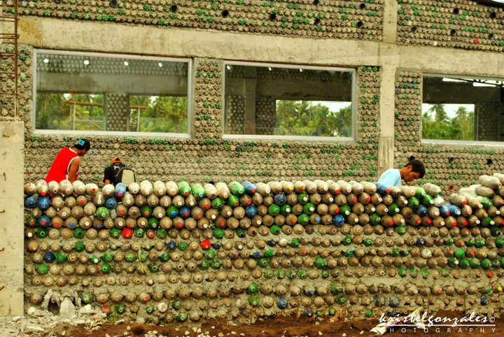 Bức tường bằng chai được hình thành