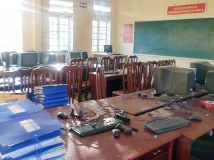 Phòng máy tính trường THPT Hòa Thạch sau khi bị đột nhập. Phòng máy tính trường THPT Hòa Thạch sau khi bị đột nhập