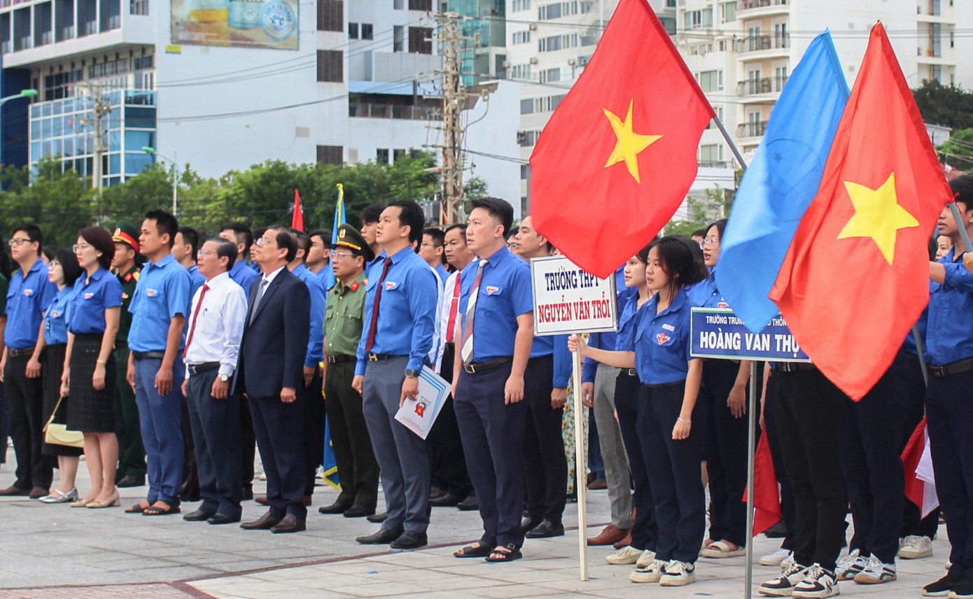 Lễ chào cờ Tôi yêu Tổ quốc tôi được thực hiện tại Quảng trường 2 Tháng 4 (TP Nha Trang). Ảnh: Khánh Nguyên