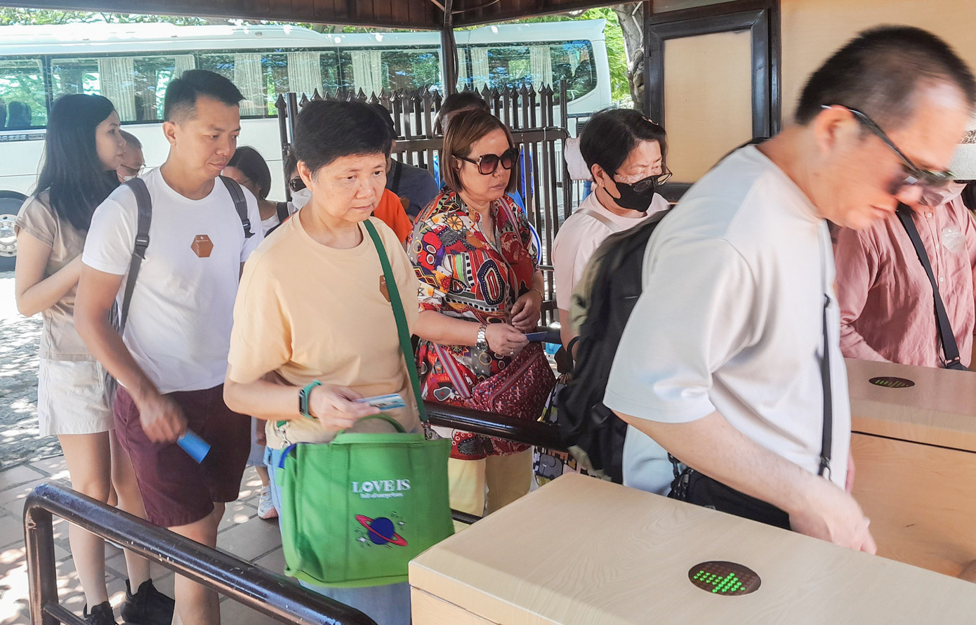 Du khách trên tàu Resorts World One tham quan danh thắng Hòn Chồng. Ảnh: T.P.