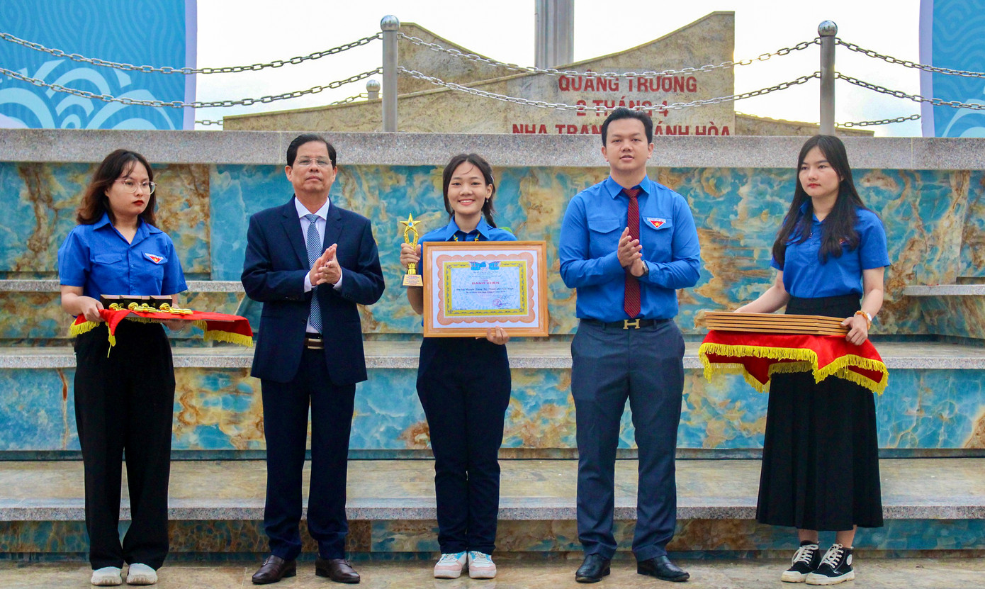 Hội LHTN Việt Nam tỉnh Khánh Hòa đã tuyên dương 21 chi hội, câu lạc bộ, đội, nhóm trên toàn tỉnh có hoạt động nổi bật. Ảnh: Khánh Nguyên