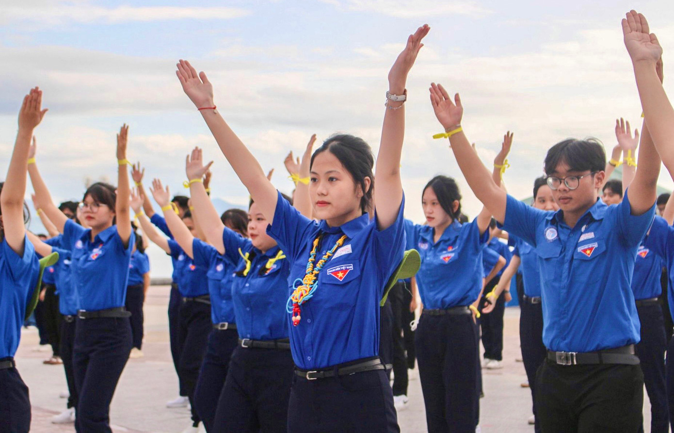 Tuổi trẻ Khánh Hòa rạng ngời trong màu áo xanh tạo nên hình ảnh đẹp tại buổi đồng diễn semaphore và múa hát tập thể, dân vũ. Ảnh: Khánh Nguyên