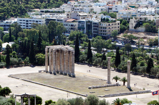 Đền thờ thần Zeus nay chỉ còn lại những cột đá dựng thẳng lên trời
