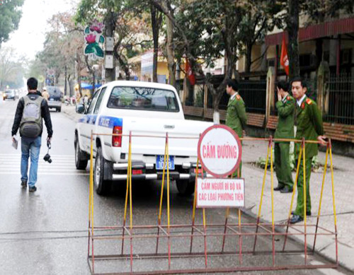 Từ sáng sớm rất đông các chiến sỹ công an, lực lượng bảo vệ có mặt để chuẩn bị an minh cho phiên tòa. Các phóng viên đã tới tòa từ rất sớm để chuẩn bị tác nghiệp, đưa tin. Luật sư Huỳnh - người bảo vệ lợi ích cho gia đình bị hại. Trong khi gia đình bị hại phẫn nộ, đau đớn... ... thì người nhà bị cáo Luyện lo lắng "ẩn" vào chỗ khuất. Ba bị cáo được áp tải tới tòa án và được hộ tống bởi khoảng gấn 300 chiến sĩ cảnh sát. Bị cáo Lê Văn Mến (bố của Lê Văn Luyện) bước vào tòa Khi thấy Lê Văn Luyện, người nhà cháu Bích đã xô tới kêu khóc, la ó đòi công bằng khiến lực lượng công an buộc phải áp tải cả ba bị cáo ra phòng Kiểm sát viên để bảo vệ. Lê Văn Luyện mặc quần bò áo sơ mi, khuôn mặt trắng trẻo gầy hơn lần xét xử sơ thẩm ngồi lặng thinh đợi phiên tòa bắt đầu. Lê Văn Luyện quay sang nhìn bố không nói được câu nào. Lê Văn Luyện lí nhí khai nhận toàn bộ quá trình gây án giết người, cướp vàng tại tiệm vàng Ngọc Bích Bị cáo Lê Văn Miên cho rằng vì quá thương con và hiểu biết pháp luật "nông cạn" nên mới bao che tội cho con mình. Tòan cảnh phiên tòa. Phiên tòa buổi sáng kết thúc, thấy gia đình bị hại quá bức xúc, rất nhiều cảnh sát vây quanh các bị cáo nhằm tránh xảy ra xô xát. Các bị cáo được áp tải lên xe trở về nơi giam giữ chuẩn bị cho phiên xử buổi chiều. Các bị cáo được tháo còng sau khi được dẫn giải tới phiên tòa Các bị cáo ngồi lặng lẽ trong vồng vây của lựng lượng bảo vệ trong khi gia đình người bị hại la ó. Lê Văn Luyện ngáp ngắn ngáp dài không cần lấy tay che... Và nắm chặt đôi tay đã cướp đi ba mạng người khi nghe gia đình bị hại và các luật sư tranh luận. Ông Trịnh Văn Tín - ông nội cháu Bích nêu những nghi vấn chưa sáng tỏ trong vụ án. Lê Văn Luyện lí nhí khi được nói lời cuối: "Bị cáo xin lỗi toàn xã hội và xin lỗi gia đình nạn nhân. Bị cáo mong được tòa giảm án cho mình và người thân” Các bị cáo cúi đầu nghe tòa tuyên án. Từ sáng sớm rất đông các chiến sỹ công an, lực lượng bảo vệ có mặt để chuẩn bị an minh cho phiên tòa. Các phóng viên đã tới tòa từ rất sớm để chuẩn bị tác nghiệp, đưa tin. Luật sư Huỳnh - người bảo vệ lợi ích cho gia đình bị hại. Trong khi gia đình bị hại phẫn nộ, đau đớn... ... thì người nhà bị cáo Luyện lo lắng "ẩn" vào chỗ khuất. Ba bị cáo được áp tải tới tòa án và được hộ tống bởi khoảng gấn 300 chiến sĩ cảnh sát. Bị cáo Lê Văn Mến (bố của Lê Văn Luyện) bước vào tòa Khi thấy Lê Văn Luyện, người nhà cháu Bích đã xô tới kêu khóc, la ó đòi công bằng khiến lực lượng công an buộc phải áp tải cả ba bị cáo ra phòng Kiểm sát viên để bảo vệ. Lê Văn Luyện mặc quần bò áo sơ mi, khuôn mặt trắng trẻo gầy hơn lần xét xử sơ thẩm ngồi lặng thinh đợi phiên tòa bắt đầu. Lê Văn Luyện quay sang nhìn bố không nói được câu nào. Lê Văn Luyện lí nhí khai nhận toàn bộ quá trình gây án giết người, cướp vàng tại tiệm vàng Ngọc Bích Bị cáo Lê Văn Miên cho rằng vì quá thương con và hiểu biết pháp luật "nông cạn" nên mới bao che tội cho con mình. Tòan cảnh phiên tòa. Phiên tòa buổi sáng kết thúc, thấy gia đình bị hại quá bức xúc, rất nhiều cảnh sát vây quanh các bị cáo nhằm tránh xảy ra xô xát. Các bị cáo được áp tải lên xe trở về nơi giam giữ chuẩn bị cho phiên xử buổi chiều. Các bị cáo được tháo còng sau khi được dẫn giải tới phiên tòa Các bị cáo ngồi lặng lẽ trong vồng vây của lựng lượng bảo vệ trong khi gia đình người bị hại la ó. Lê Văn Luyện ngáp ngắn ngáp dài không cần lấy tay che... Và nắm chặt đôi tay đã cướp đi ba mạng người khi nghe gia đình bị hại và các luật sư tranh luận. Ông Trịnh Văn Tín - ông nội cháu Bích nêu những nghi vấn chưa sáng tỏ trong vụ án. Lê Văn Luyện lí nhí khi được nói lời cuối: "Bị cáo xin lỗi toàn xã hội và xin lỗi gia đình nạn nhân. Bị cáo mong được tòa giảm án cho mình và người thân” Các bị cáo cúi đầu nghe tòa tuyên án.