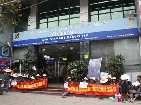 Chi nhánh Agribank Hồng Hà trong một lần bị khách hàng khiếu kiện. Chi nhánh Agribank Hồng Hà trong một lần bị khách hàng khiếu kiện