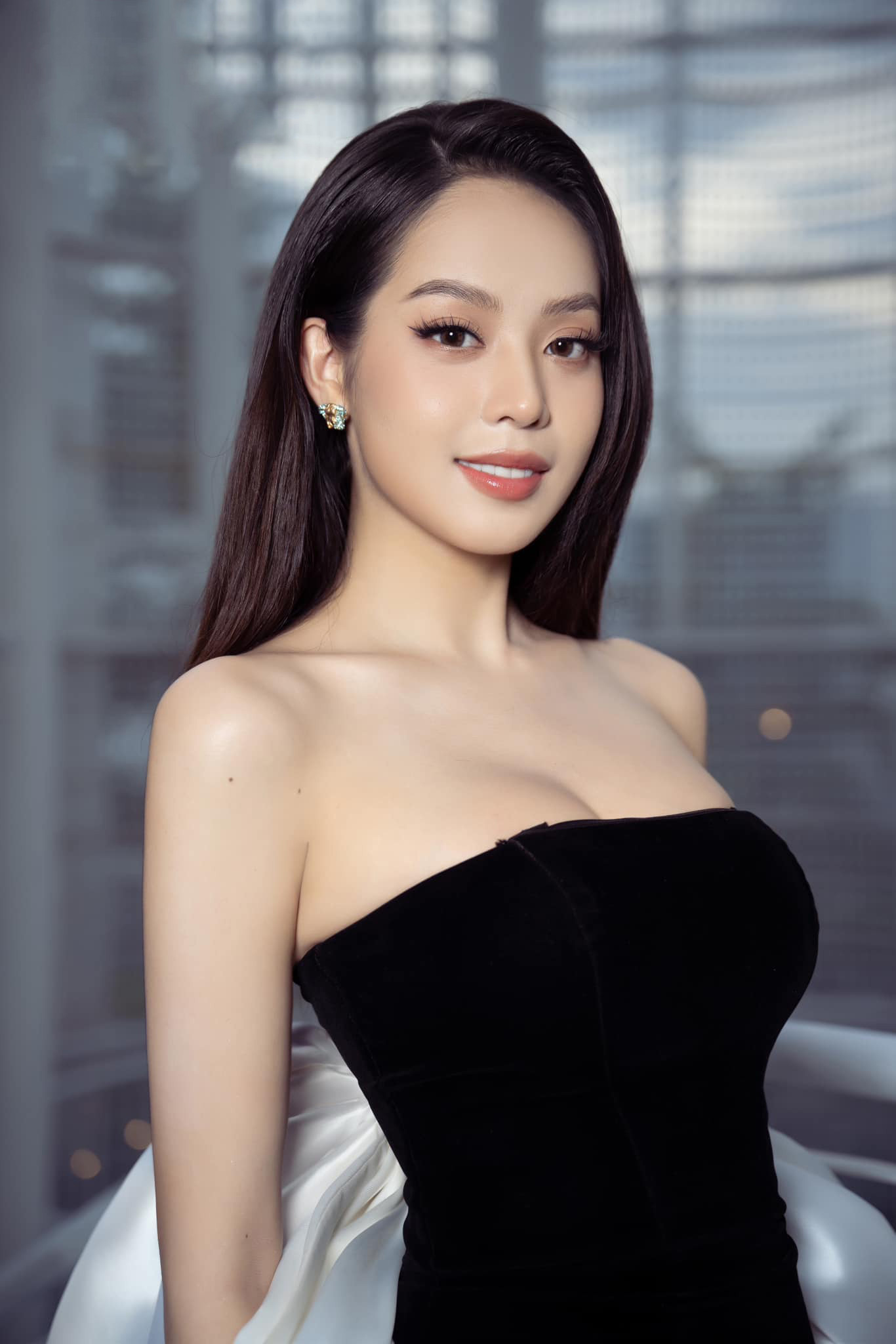 Huỳnh Thị Thanh Thủy là đương kim Hoa hậu Việt Nam 2022, cô sinh năm 2002 tại Đà Nẵng. Thanh Thủy từng đạt học bổng đầu vào Đại học Ngoại ngữ (Đại học Đà Nẵng), là một trong 36 sinh viên có cơ hội được trao đổi sinh viên ở ĐH Ubon Ratchathani, Thái Lan.