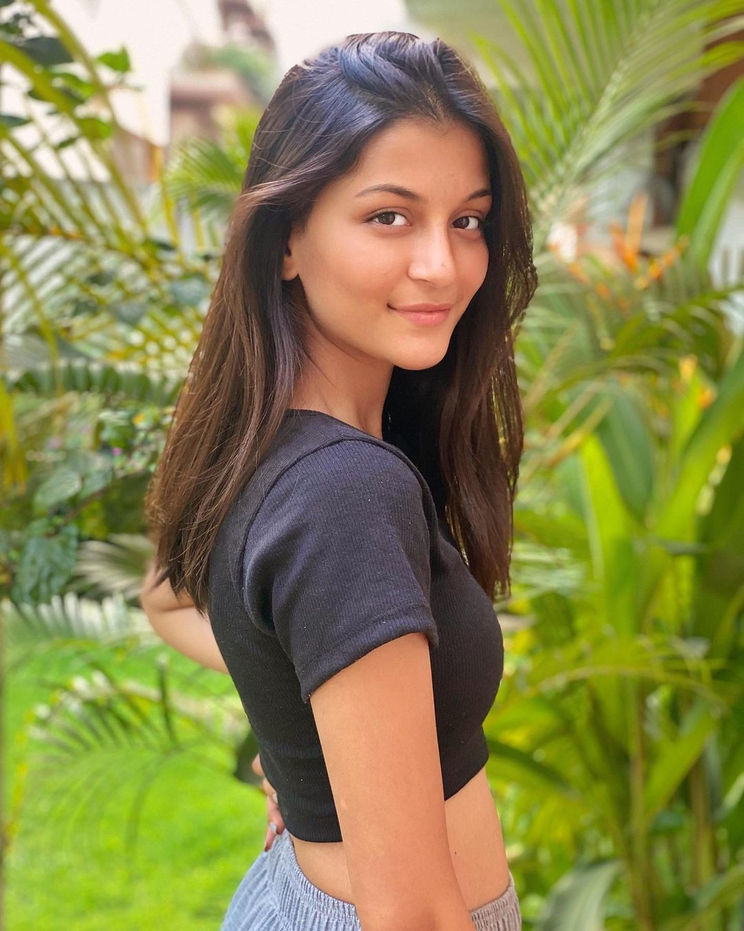 Mặt mộc của Arshina Sumbul nhận được nhiều lời khen ngợi với làn da mịn màng và các đường nét khả ái.