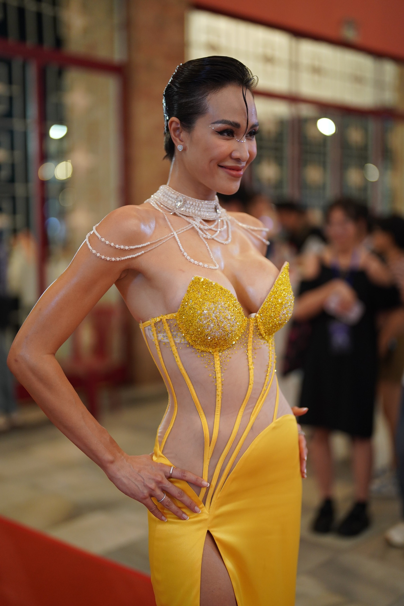 MC Phương Mai - thành viên ban giám khảo khoe vòng 1 táo bạo trên thảm đỏ với váy cúp ngực màu vàng. MC Phương Mai - thành viên ban giám khảo khoe vòng 1 táo bạo trên thảm đỏ với váy cúp ngực màu vàng.