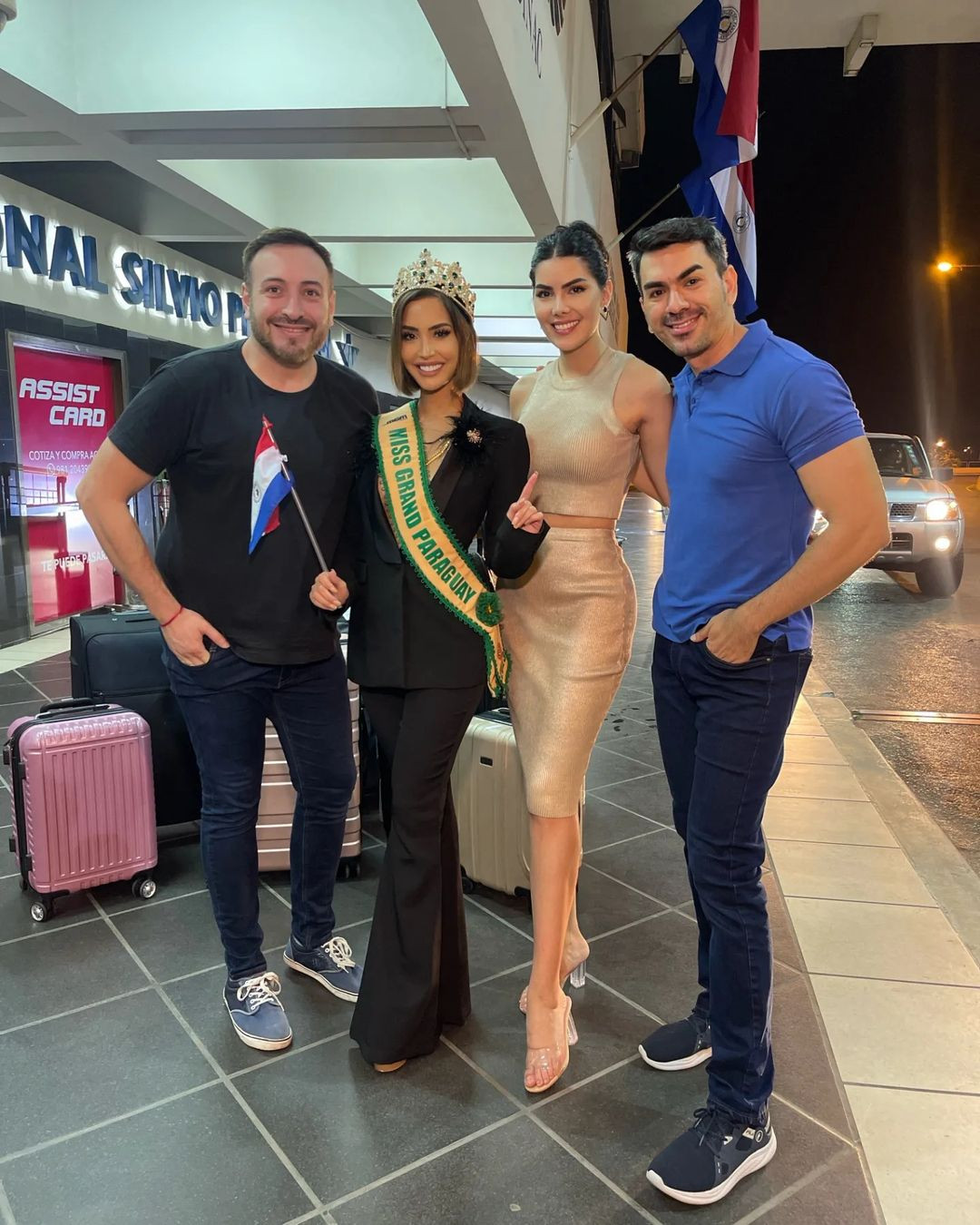 Ngày 20/9, chuyên trang sắc đẹp Beauty Pageants Center cho biết người đẹp Paraguay - Maelia Salcines đã bắt đầu chuyến hành trình đến Việt Nam để tham dự cuộc thi Hoa hậu Hòa bình Quốc tế 2023 tổ chức vào tháng 10. Người đẹp diện vest đen kín đáo, thanh lịch khi ra sân bay.