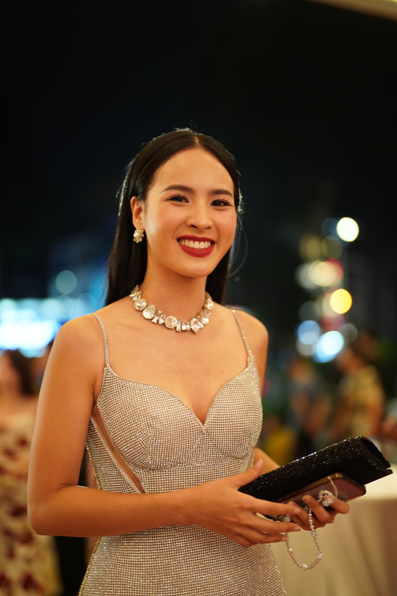 MC Quỳnh Nga - giám đốc quốc gia Miss Universe Vietnam diện váy sequin cúp ngực gợi cảm. MC Quỳnh Nga - giám đốc quốc gia Miss Universe Vietnam diện váy sequin cúp ngực gợi cảm.