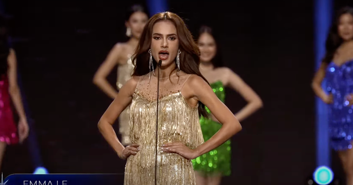 Các thí sinh hô tên mở màn đêm chung kết. Các thí sinh hô tên mở màn đêm chung kết.