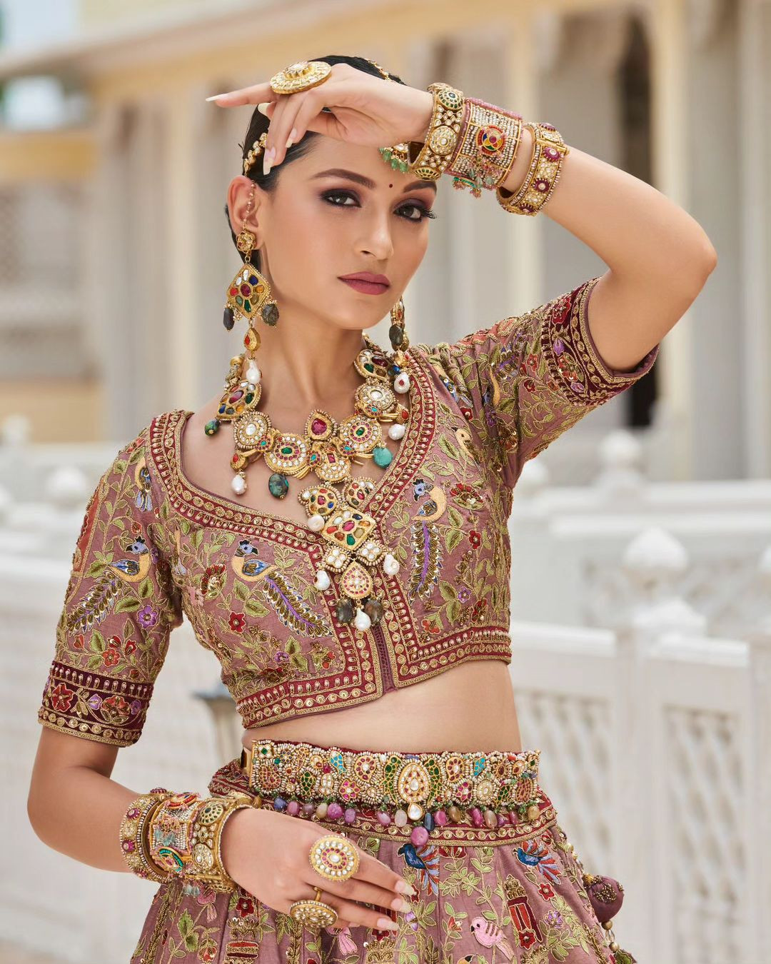 Arshina Sumbul đến từ thành phố Jaipur (bang Rajasthan), hiện là người mẫu chuyên nghiệp.