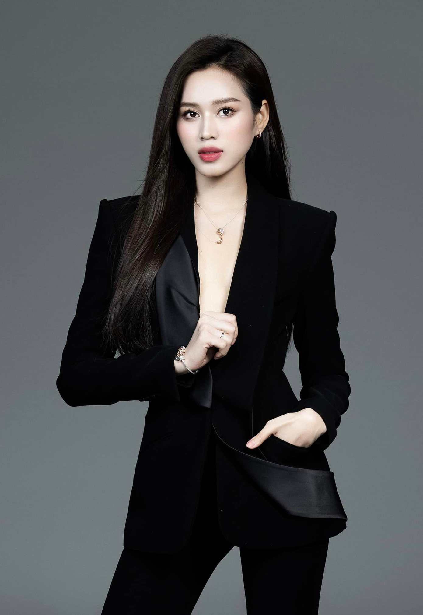 Đỗ Thị Hà cho biết việc học thạc sĩ để phục vụ cho dự định lấn sân kinh doanh trong thời gian tới. Người đẹp cũng xây dựng hình ảnh thanh lịch, sang trọng để theo đuổi con đường doanh nhân.