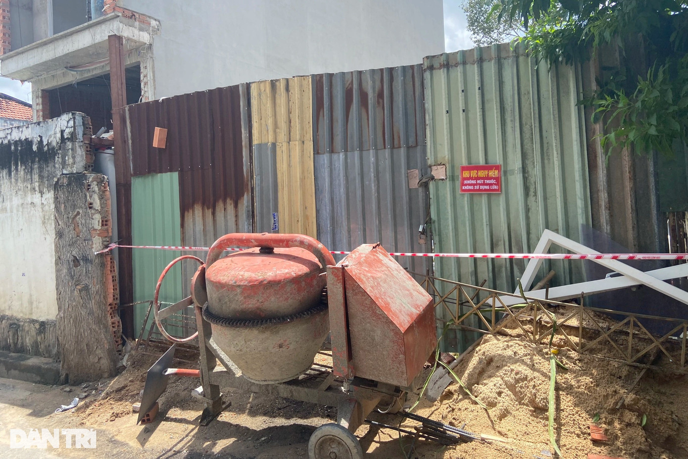 Khu vực căn nhà 4 tầng bị sập được lực lượng chức năng rào chắn, gắn cảnh báo khu vực nguy hiểm (Ảnh: Hoàng Hướng). Khu vực căn nhà 4 tầng bị sập được lực lượng chức năng rào chắn, gắn cảnh báo khu vực nguy hiểm (Ảnh: Hoàng Hướng).