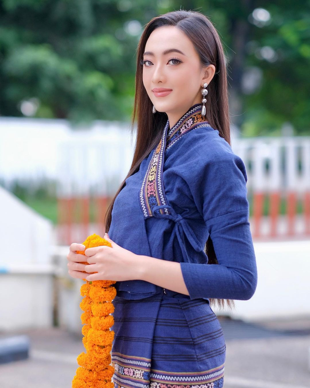 Ngoài đời, Noulaou Wamenglor có phong cách nhẹ nhàng. Cô cũng thường xuyên mặc những trang phục có họa tiết dân tộc để tôn vinh nét văn hóa truyền thống.