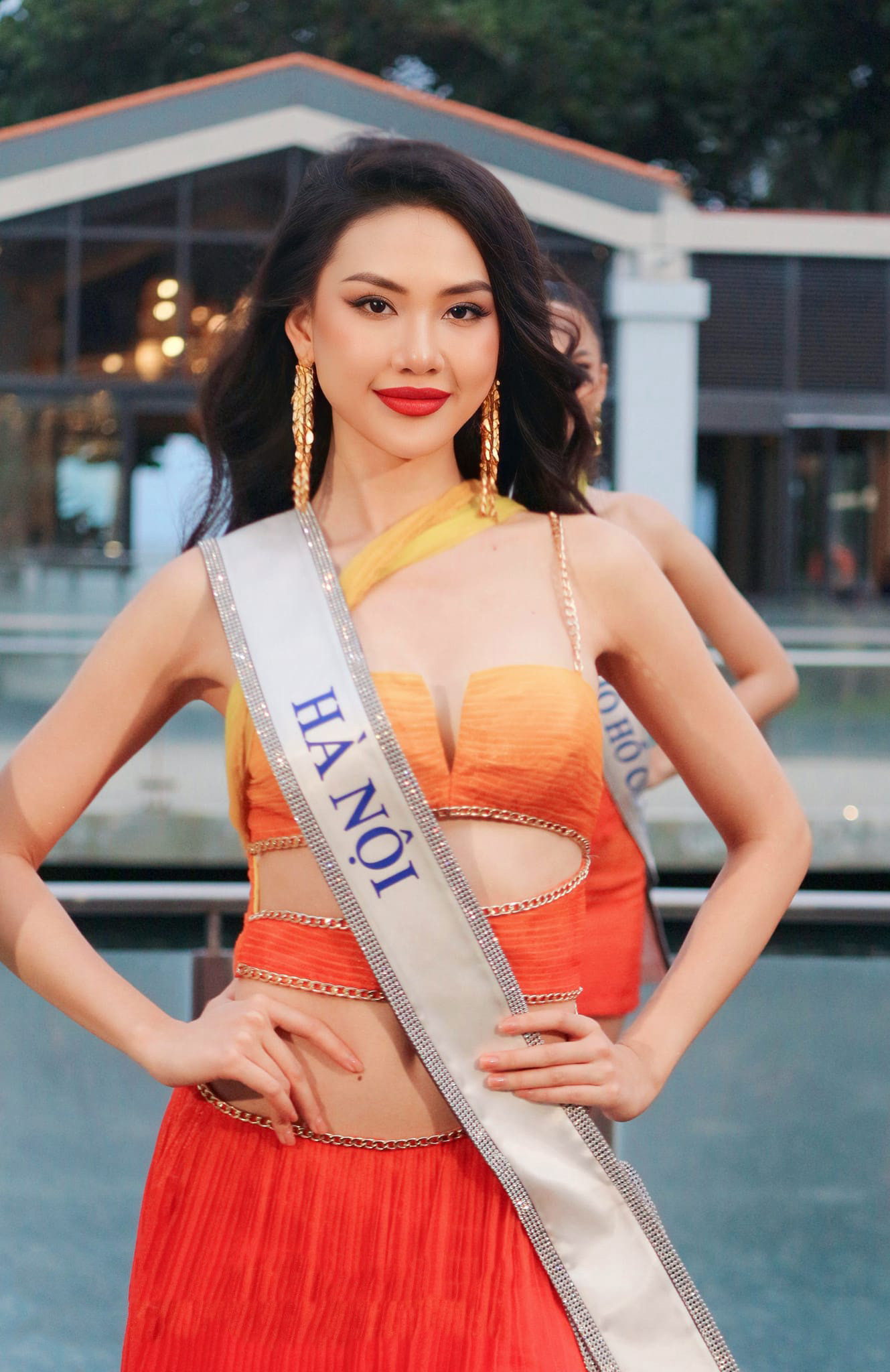 Bùi Quỳnh Hoa cũng là thí sinh gây ấn tượng năm nay. Cô sinh năm 1998, cao 1,72 m cùng số đo ba vòng 86-60-93 cm, đến từ Hà Nội.