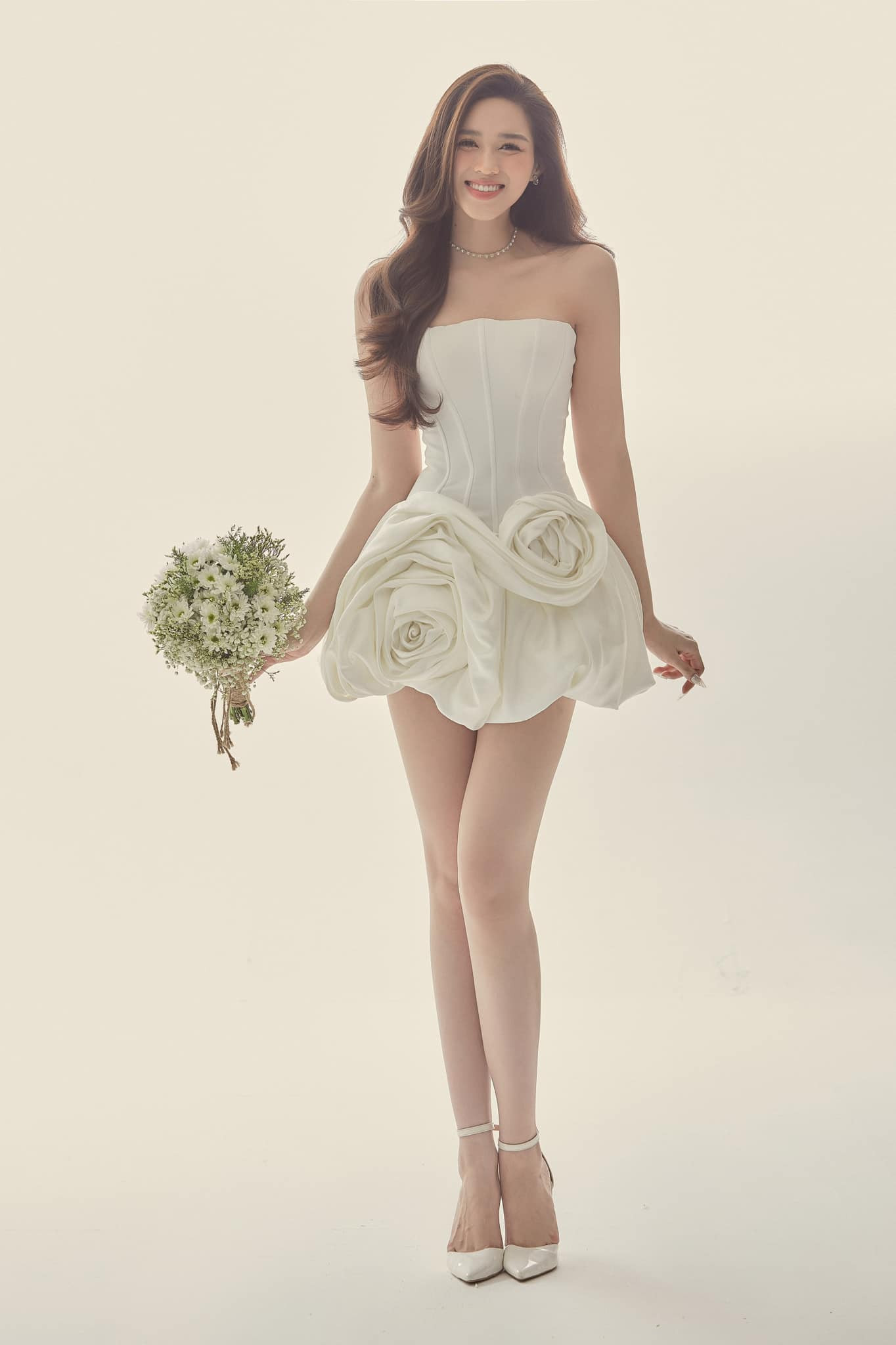 Đỗ Thị Hà được nhận xét ngày càng xinh đẹp sau 3 năm đăng quang Hoa hậu Việt Nam 2020. Người đẹp xứ Thanh gây ấn tượng với chiều cao 1,75 m, số đo ba vòng 85-63-93 cm, đặc biệt là đôi chân dài 1,11 m thẳng tắp.