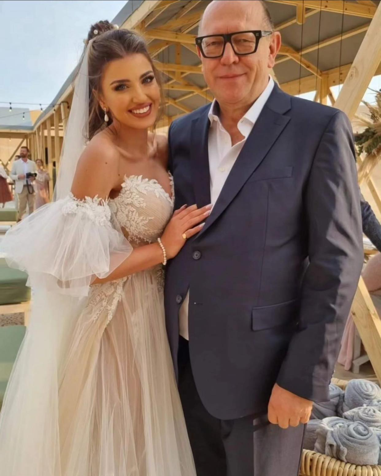 Chanique Rabe và chồng Kyle Honeyborne tổ chức hôn lễ với sự tham dự của ông Gerhard von Lipinsk - chủ tịch cuộc thi Hoa hậu Siêu quốc gia. Chanique Rabe và chồng Kyle Honeyborne tổ chức hôn lễ với sự tham dự của ông Gerhard von Lipinsk - chủ tịch cuộc thi Hoa hậu Siêu quốc gia.