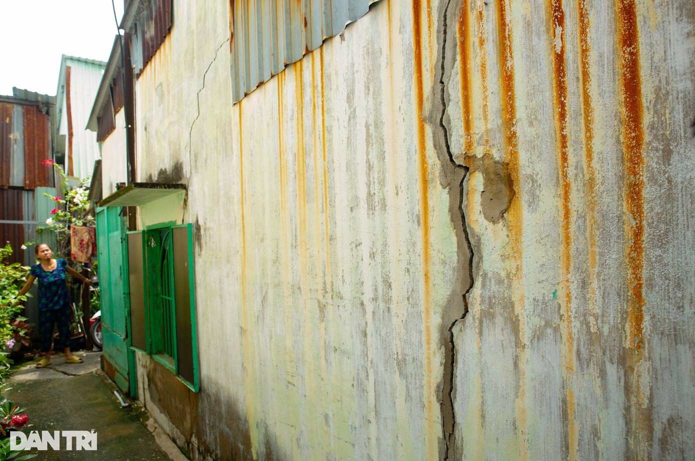 Tường nhà người dân tiếp tục bong nứt dù đã nhiều lần trám và đoạn lan can bờ kè bị sóng đánh lệch, có thể gãy xuống bất cứ lúc nào tại kênh Thanh Đa (Ảnh: Hoàng Hướng). Tường nhà người dân tiếp tục bong nứt dù đã nhiều lần trám và đoạn lan can bờ kè bị sóng đánh lệch, có thể gãy xuống bất cứ lúc nào tại kênh Thanh Đa (Ảnh: Hoàng Hướng).