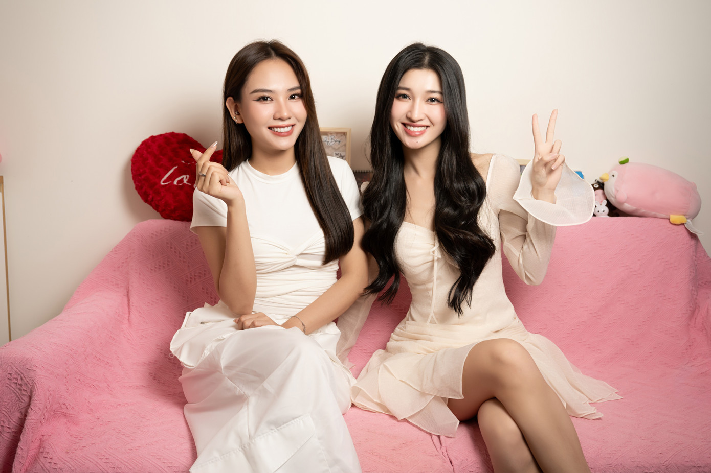 Phương Nhi học hát, tiếng Anh cùng Hoa hậu Mai Phương.