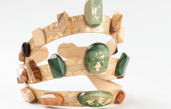 Tân Hoa hậu Slovenia 2023 - Alida Tomanič gây chú ý khi đội chiếc vương miện bằng gỗ lúc đăng quang.