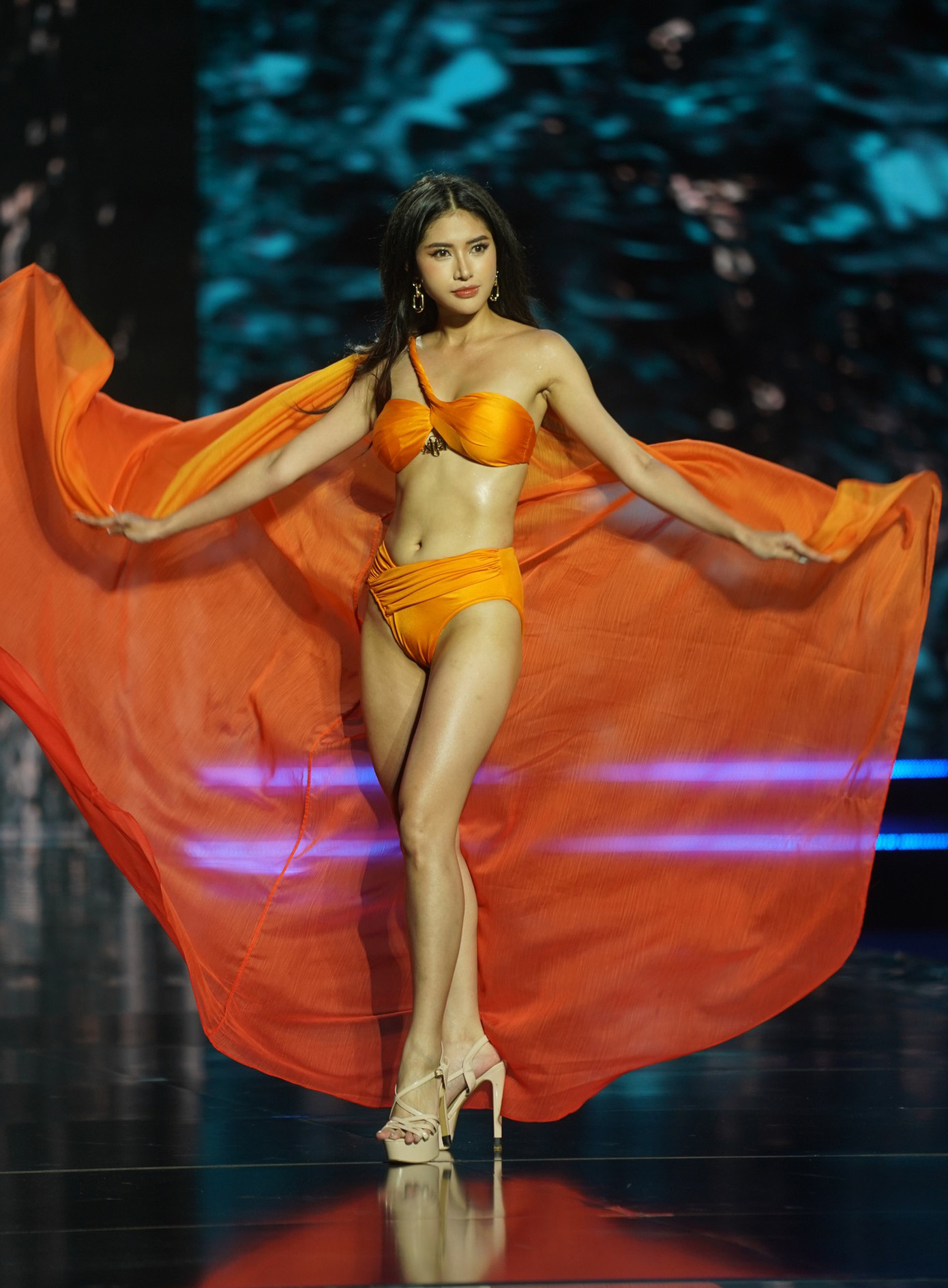 Phạm Hoàng Thu Uyên gây chú ý với gương mặt ngọt ngào, khả ái và vóc dáng cân đối.