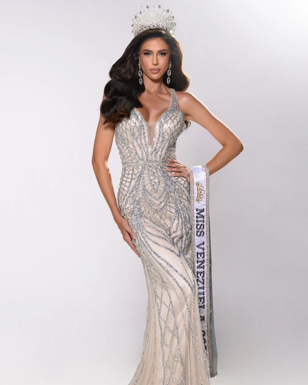 Đại diện Venezuela - Diana Silva có 213.000 người theo dõi, được đánh giá là ứng viên tiềm năng của khu vực Mỹ Latinh. Diana Silva sinh năm 1997, có nhan sắc quyến rũ, sắc sảo và chiều cao ấn tượng 1,8 m cùng vóc dáng nóng bỏng, săn chắc, đúng chuẩn Latinh. Diana Silva từng đại diện Venezuela tham dự Miss Earth 2018 và vào top 8. Năm đó, Diana Silva cũng gây chú ý trên truyền thông khi cô bị ngất xỉu ngay trên sân khấu đêm chung kết.