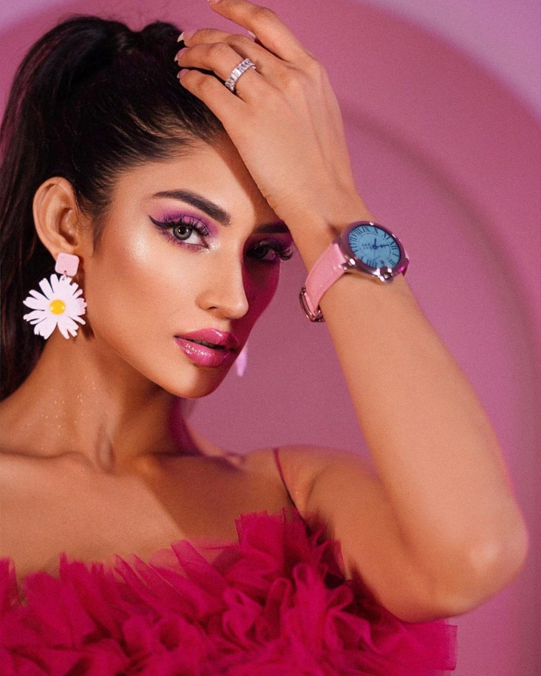 Đại diện Ấn Độ - Shweta Sharda có hơn 466.000 người theo dõi trên Instargram, là ứng viên gây chú ý ở khu vực châu Á. Shweta Sharda năm nay 22 tuổi, là vũ công, tốt nghiệp tại Indira Gandhi National Open University. Trong sự nghiệp vũ công chuyên nghiệp của mình, Shweta Sharda từng giành chiến thắng tại nhiều chương trình truyền hình thực tế nổi tiếng về vũ đạo ở Ấn Độ như Dance+, Dance Deewane và Dance India Dance. Hiện tại, cô là biên đạo múa.