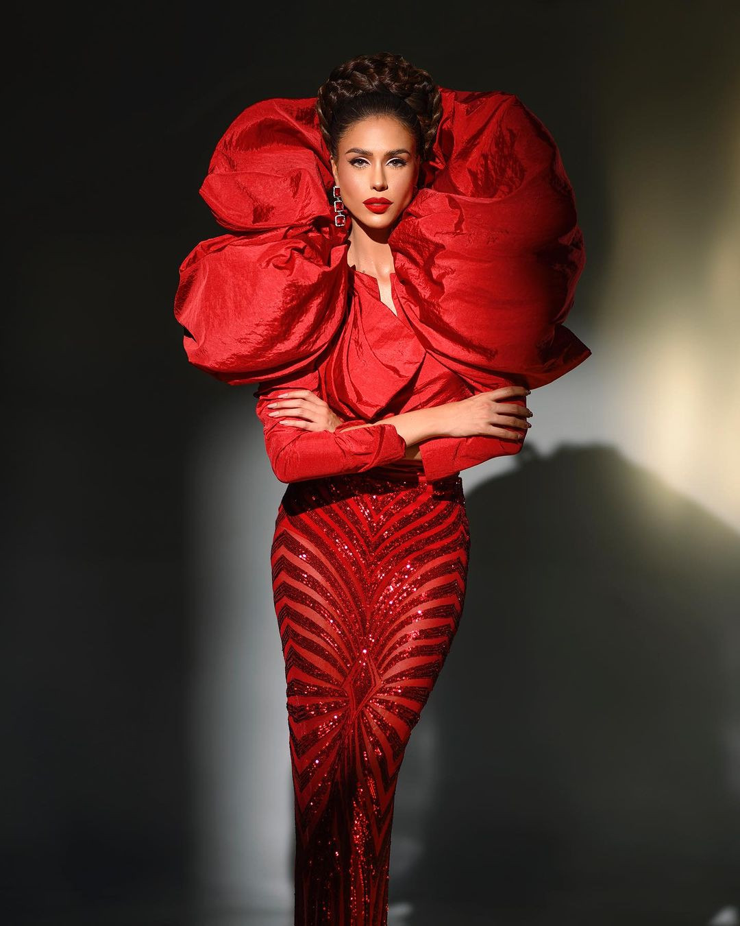 Đại diện Venezuela - Diana Silva có 213.000 người theo dõi, được đánh giá là ứng viên tiềm năng của khu vực Mỹ Latinh. Diana Silva sinh năm 1997, có nhan sắc quyến rũ, sắc sảo và chiều cao ấn tượng 1,8 m cùng vóc dáng nóng bỏng, săn chắc, đúng chuẩn Latinh. Diana Silva từng đại diện Venezuela tham dự Miss Earth 2018 và vào top 8. Năm đó, Diana Silva cũng gây chú ý trên truyền thông khi cô bị ngất xỉu ngay trên sân khấu đêm chung kết.