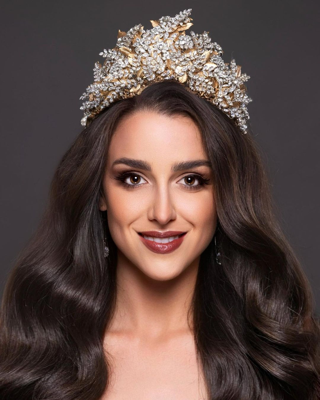 Trên trang cá nhân, Mikaela-Rose Fowler thể hiện sự háo hức khi được chọn ở cùng phòng với đại diện nước chủ nhà của Hoa hậu Hòa bình Quốc tế 2023. "Tôi rất háo hức được đến Việt Nam và gặp Lê Hoàng Phương", cô viết.