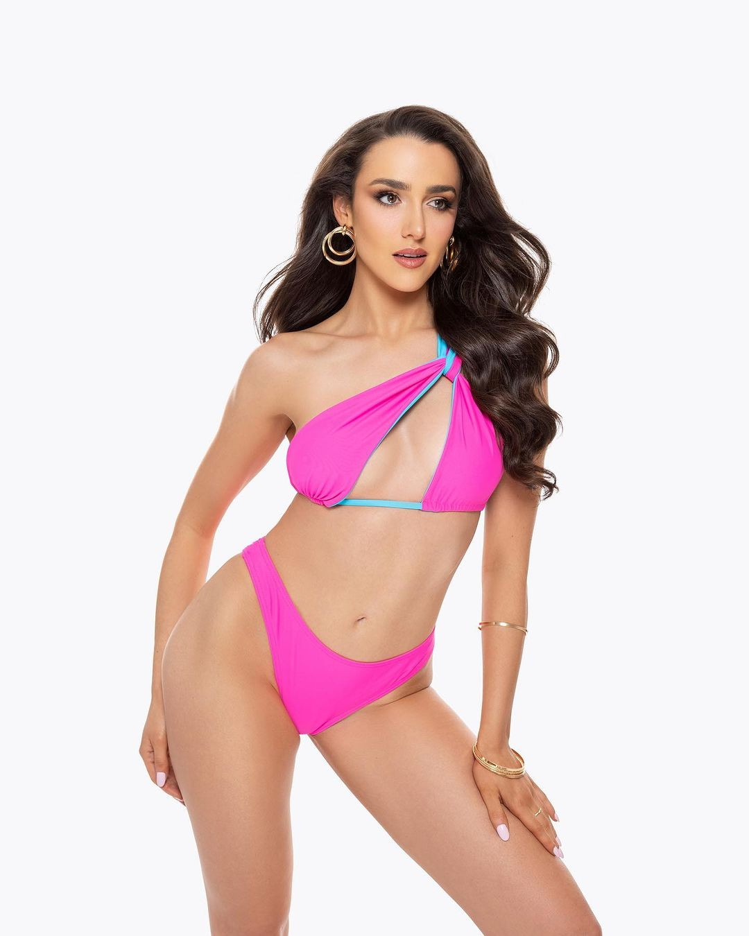 Mikaela-Rose Fowler cao 1,7 m, số đo ba vòng 84-68-97 cm. Cô có vẻ đẹp khỏe khoắn, nóng bỏng của những người đẹp đến từ vùng biển Thái Bình Dương.