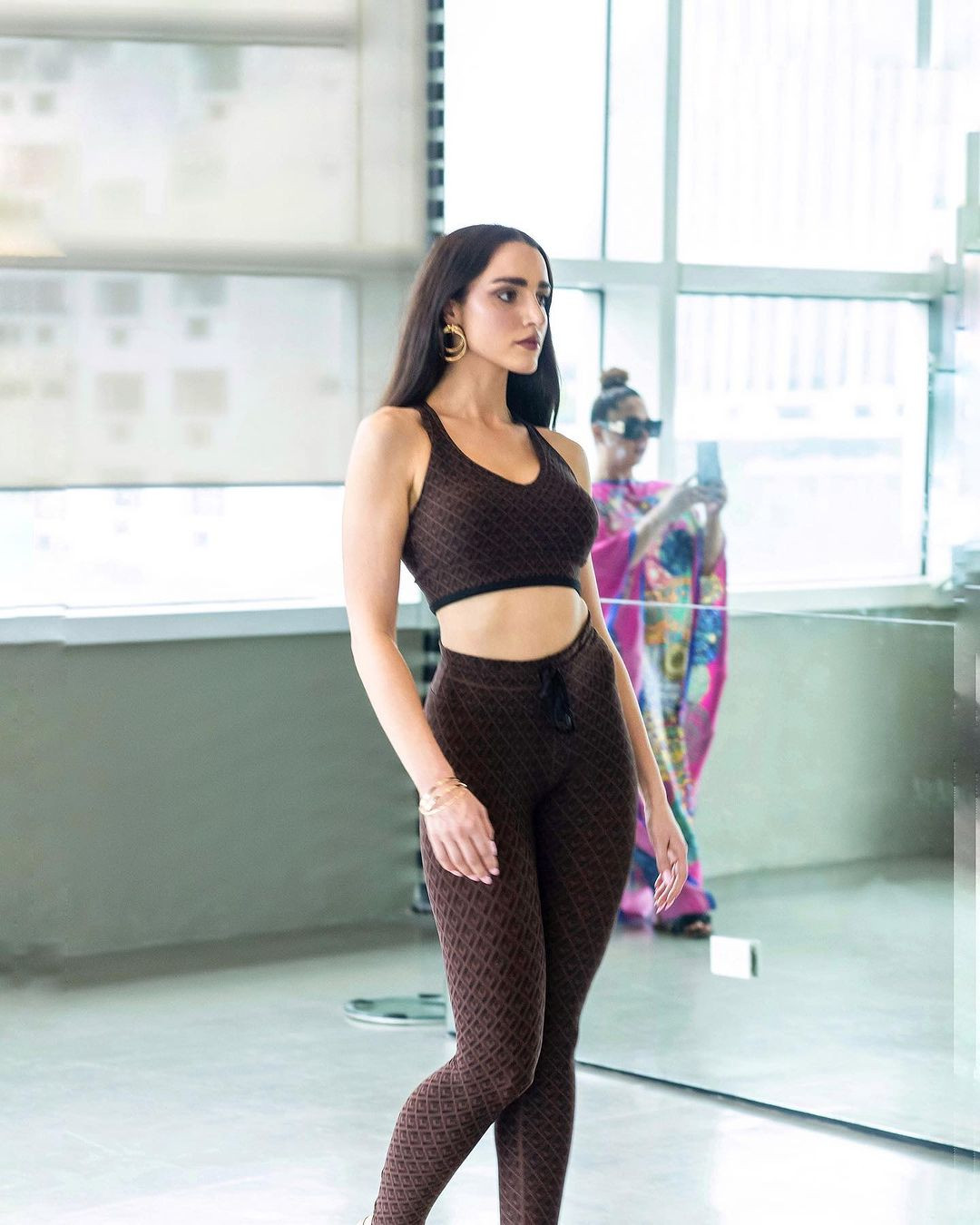 Sau 2 tháng đăng quang, Mikaela-Rose Fowler miệt mài tập luyện catwalk, hình thể, ứng xử để chuẩn bị cho Hoa hậu Hòa bình Quốc tế 2023. Cô được đánh giá là ứng viên tiềm năng của khu vực châu Á - Thái Bình Dương.