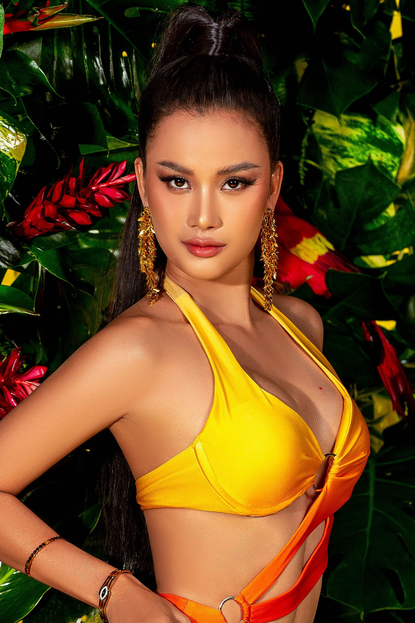 Hương Ly cao 1,77 m và số đo ba vòng 82-60-92 cm. Hương Ly sinh năm 1993 tại Gia Lai, là người đẹp có kinh nghiệm thi sắc đẹp ấn tượng. Cô từng vào Top 5 Hoa hậu Hoàn vũ Việt Nam 2019 và 2022. Người đẹp gây chú ý với câu chuyện truyền cảm hứng về bản lĩnh vượt qua tuổi thơ nghèo khó và niềm yêu thích với thời trang bền vững.