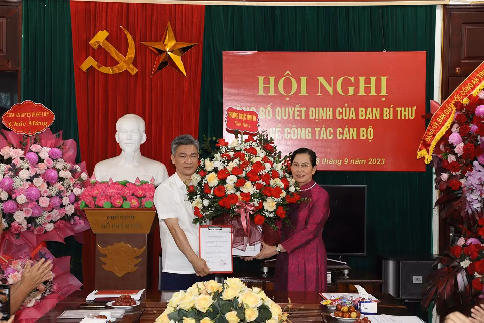 Thừa uỷ quyền của Thường trực Ban Bí thư Trung ương Đảng, bà Lê Thị Thủy - Ủy viên Trung ương Đảng, Bí thư Tỉnh ủy, Chủ tịch Hội đồng Nhân dân tỉnh trao quyết định và tặng hoa chúc mừng Đại tá Nguyễn Anh Tuấn - Ủy viên, Phó chủ nhiệm Ủy ban Kiểm tra Tỉnh ủy. Thừa uỷ quyền của Thường trực Ban Bí thư Trung ương Đảng, bà Lê Thị Thủy - Ủy viên Trung ương Đảng, Bí thư Tỉnh ủy, Chủ tịch Hội đồng Nhân dân tỉnh trao quyết định và tặng hoa chúc mừng Đại tá Nguyễn Anh Tuấn - Ủy viên, Phó chủ nhiệm Ủy ban Kiểm tra Tỉnh ủy.